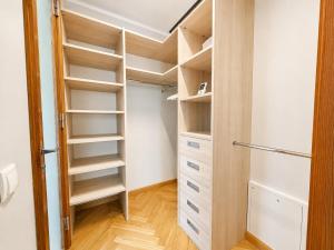 Luxury 2BR with Sauna, work station & EV Charger