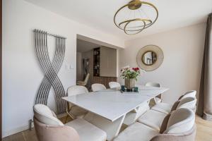 Luxury 4-Bed Townhouse Parking, Garden Office