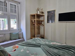 Double bedroom in spacious apartment with terrace center lisbon