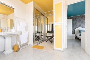 Penthouse - panoramic sea-view rooftop, Port Vauban