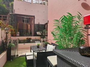 Double bedroom in spacious apartment with terrace center lisbon