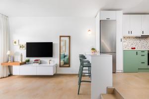 Waves & Agistri by Nest
