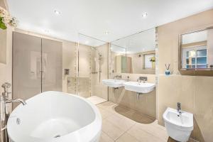 1-Bed Fitzrovia Flat - Private Patio, Sleeps 4