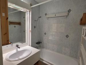 Val Thorens, Ski-in Ski-out 1 bedroom Apt for 4 with Fiber, South-facing & Mountain Views