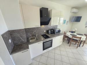 KETI 2 NV - Studio apartment with terrace