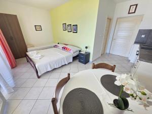 KETI 2 NV - Studio apartment with terrace