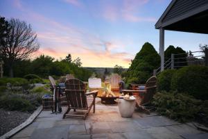 Luxury Lakeview Estate w Indoor Pool & Golf Sim