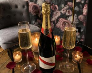 Suite romantique noire et bordeaux