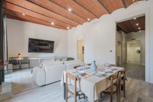 Elegant and Spacious Apartment Steps from Plaza Catalunya