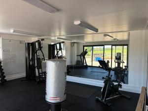 Modern 2 bed home in idyllic location sleeps 6 Superfast WiFi with onsite Gym