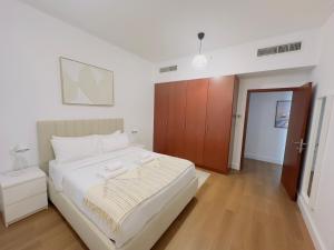 Luxury JBR Escape in 3BR & Maid or Walk to Beach
