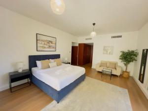 Luxury JBR Escape in 3BR & Maid or Walk to Beach