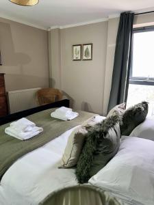Inspirational-Stays Stylish Croydon Top Floor Flat with City Views