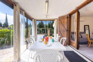 Petit pavillon pour 8 personnes dans une résidence avec piscine