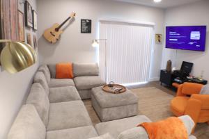 Cozy King Bds, Sectional, Heated Pool, Bike Lift