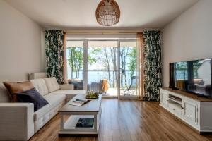 Zegrze Lake Apartament VIRIDIAN z widokiem na jezioro, tarasem i parkingiem
