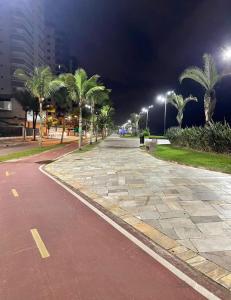 Vila Caiçara Apto à beira mar! Novinho
