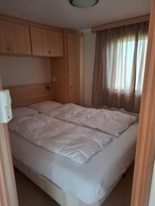 Stacaravan met schitterend uitzicht over het meer, in Friesland! Op de 5-sterren Camping de Kuilart met Zwembad!