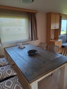 Stacaravan met schitterend uitzicht over het meer, in Friesland! Op de 5-sterren Camping de Kuilart met Zwembad!