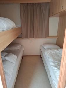 Stacaravan met schitterend uitzicht over het meer, in Friesland! Op de 5-sterren Camping de Kuilart met Zwembad!
