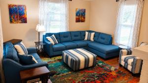 Sleeps 6 Pet Friendly Retreat Porch Swing Near UNA