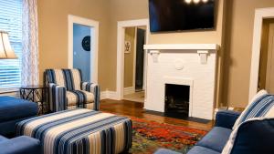 Sleeps 6 Pet Friendly Retreat Porch Swing Near UNA