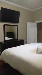 Sleeps 6 Pet Friendly Retreat Porch Swing Near UNA