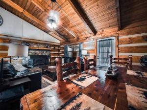 Luxury Cabin Sleeps 8 With Hot Tub Near Douglas Lake