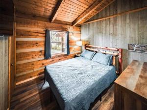 Luxury Cabin Sleeps 8 With Hot Tub Near Douglas Lake
