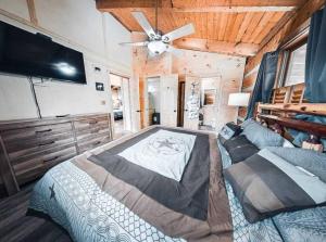 Luxury Cabin Sleeps 8 With Hot Tub Near Douglas Lake