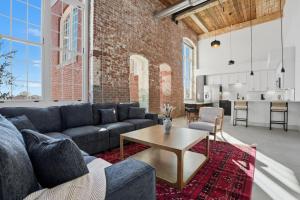 Bright and Cozy 2BR Apt with Parking