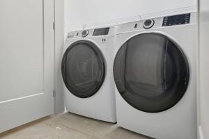Bright and Cozy 2BR Apt with Parking
