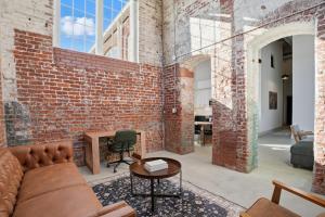Bright and Cozy 2BR Apt with Parking