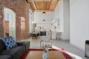Bright and Cozy 2BR Apt with Parking