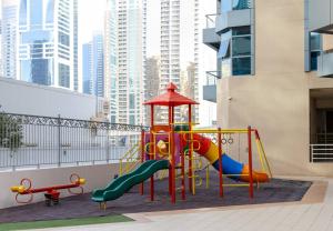 Spacious 2BR Marina Apt - Prime Location 502