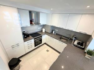 Spacious 2BR Marina Apt - Prime Location 502