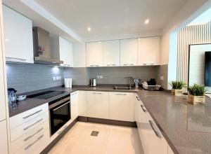 Spacious 2BR Marina Apt - Prime Location 502