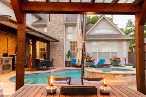 Stay at Golden Hour, Pool, Hot Tub, Sleeps 10 or more