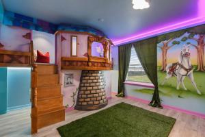 Fun & Elegant w Pool, Cinema & Game Room