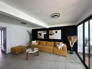 Modern 5BR Villa in Escalon with Private Pool, Big Garden and 10 beds!