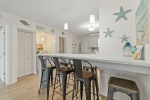 Third-floor condo with pool hot tub partial ocean view gym & central AC