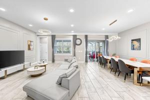 Huge Family Home! Sleeps 26!