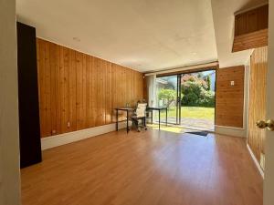 2 Beds Garden Suite with private bathroom near YVR Airport