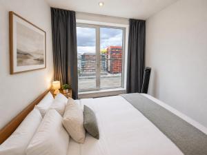 Deluxe Two Bedroom Canary Wharf Apartment
