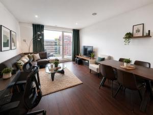 Deluxe Two Bedroom Canary Wharf Apartment
