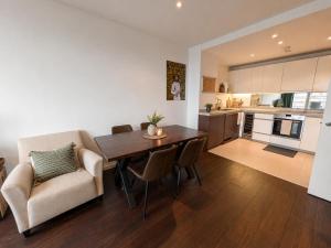 Deluxe Two Bedroom Canary Wharf Apartment