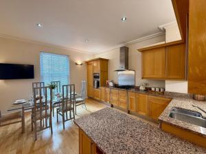 Luxury 3 Bed Apartment, Gated Parking, City Centre