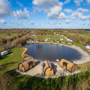 Sfeervolle recreatiepod aan het meer