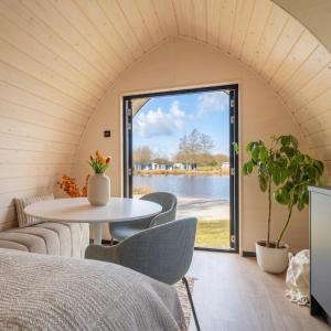 Sfeervolle recreatiepod aan het meer