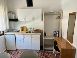 PELEKAN rooms and apartments Athina 34